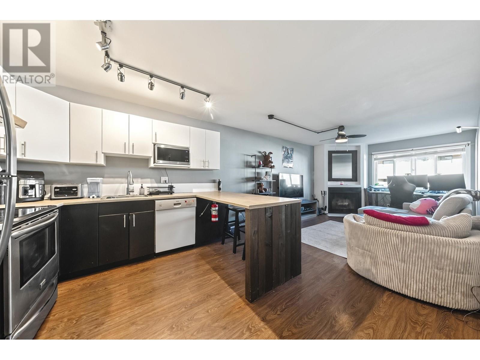 1209 Howie Avenue Unit 301, Coquitlam, BC V3J 1T9