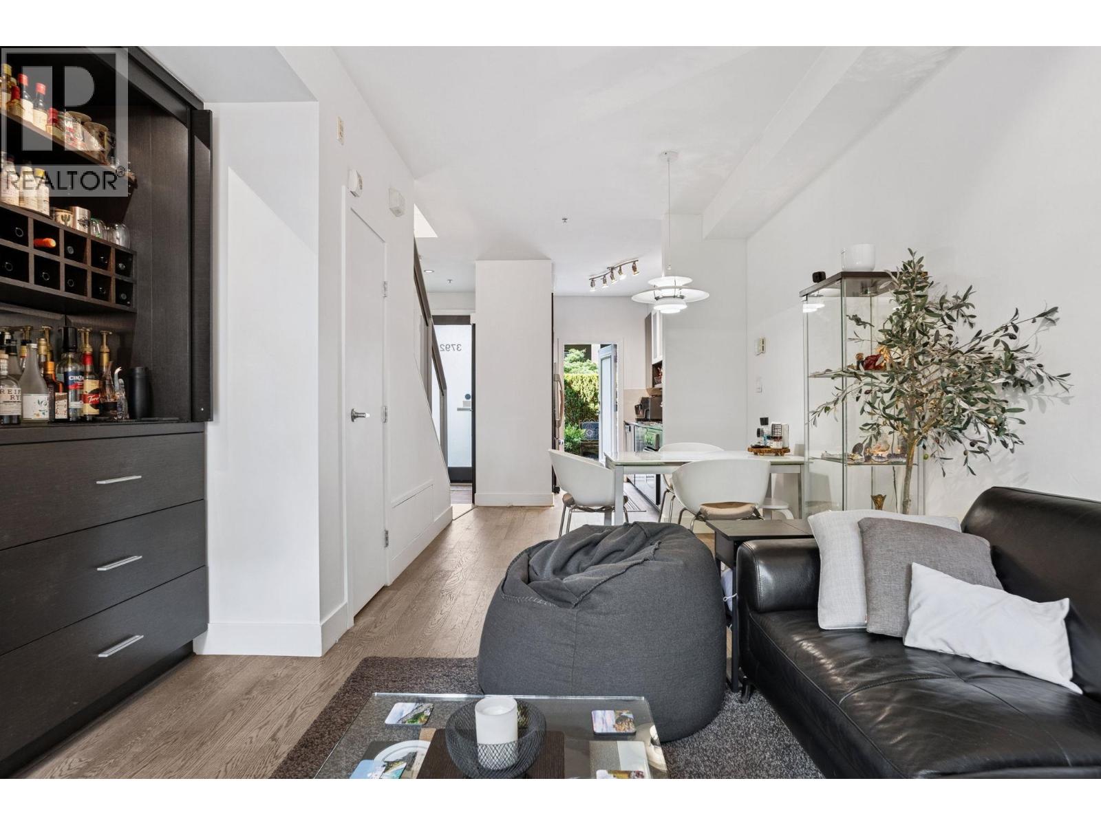 3792 Commercial St, Vancouver, BC V5N 4G2