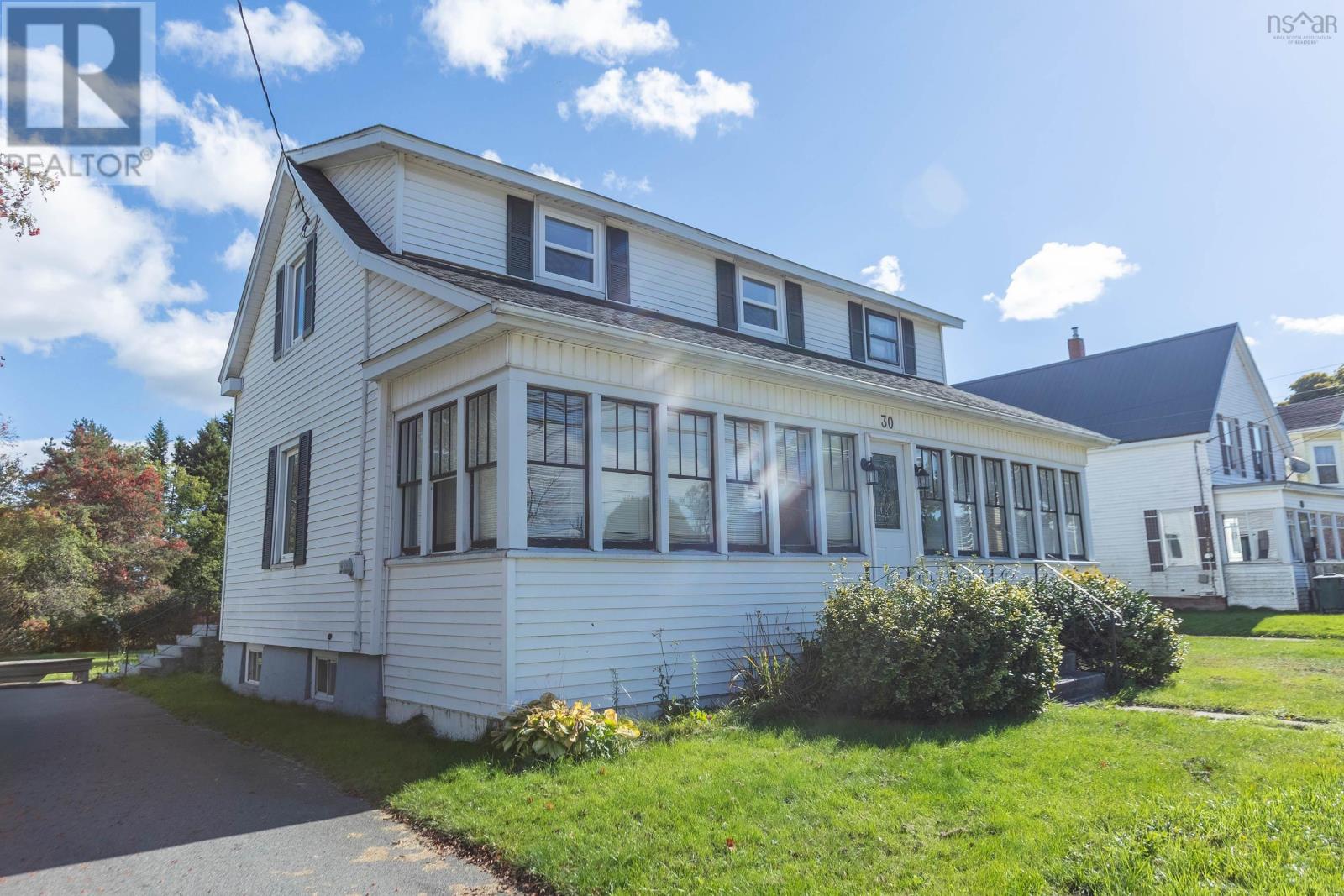 30 Victoria St W, Amherst, NS B4H 1C1