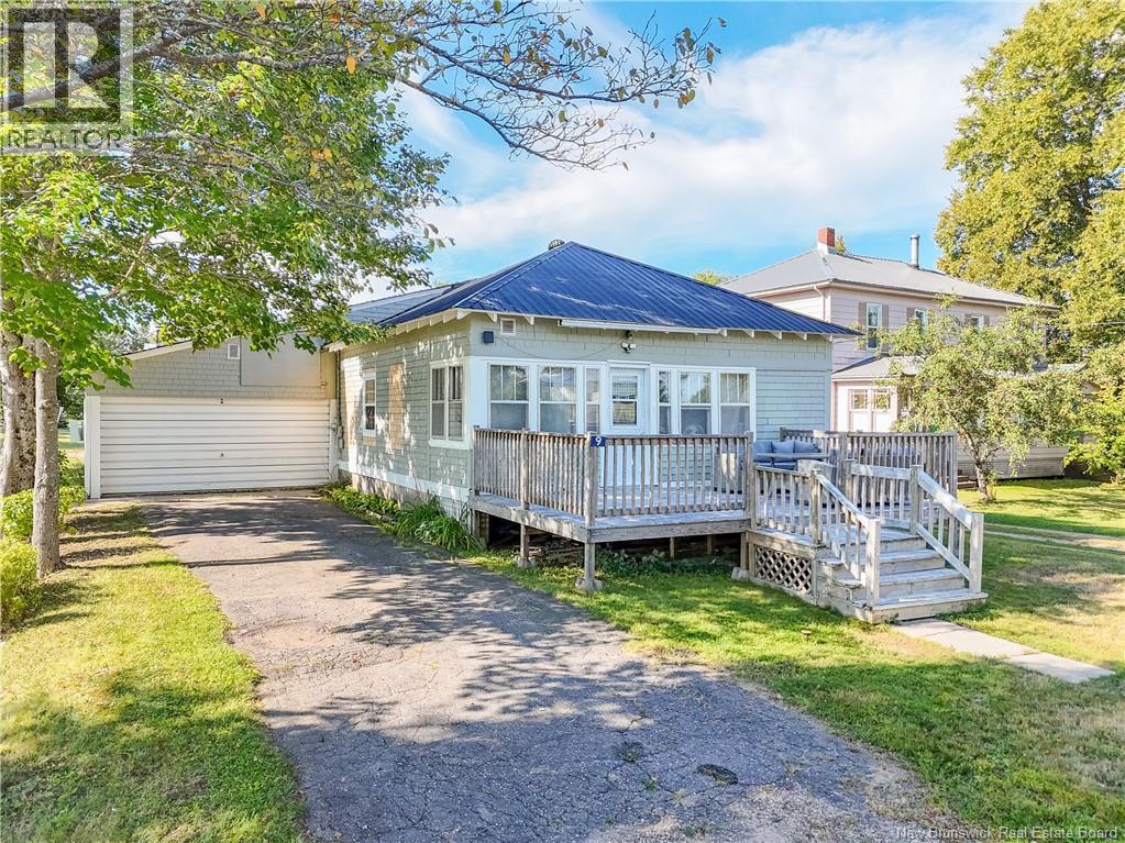 9 Elm St, McAdam, NB E6J 1X5