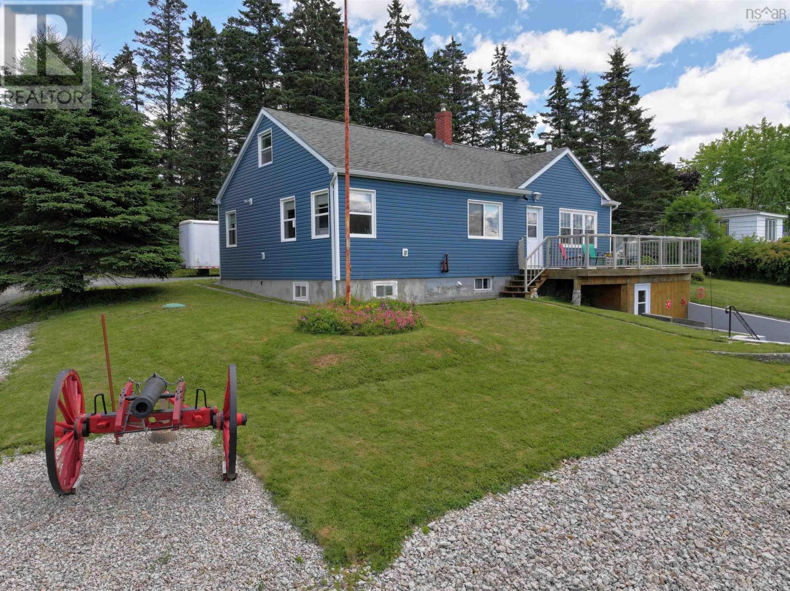 61 Hospital Rd, Lunenburg, NS B0J 2C0