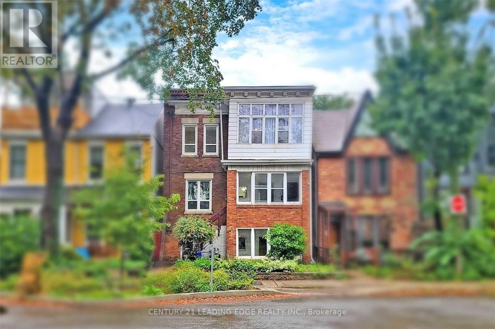 233 Borden St, Toronto, ON M5S 2N5