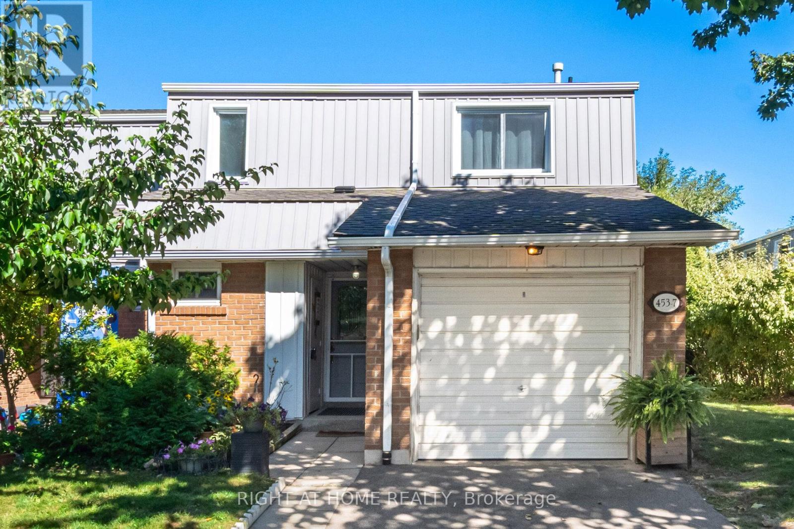 7 453 Woodview Rd, Burlington, ON L7N 2Z9