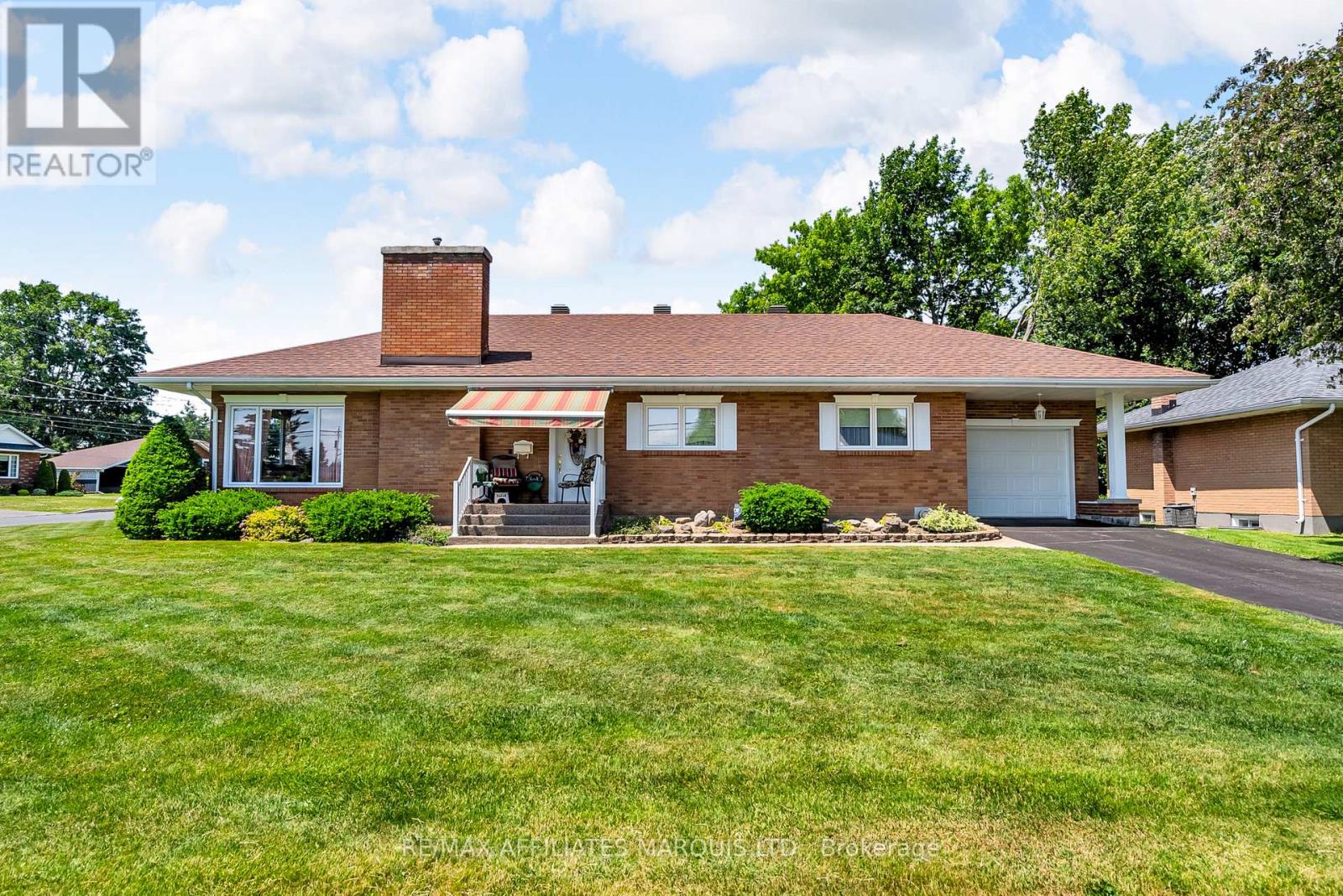1413 Queen St, Cornwall, ON K6J 1R3