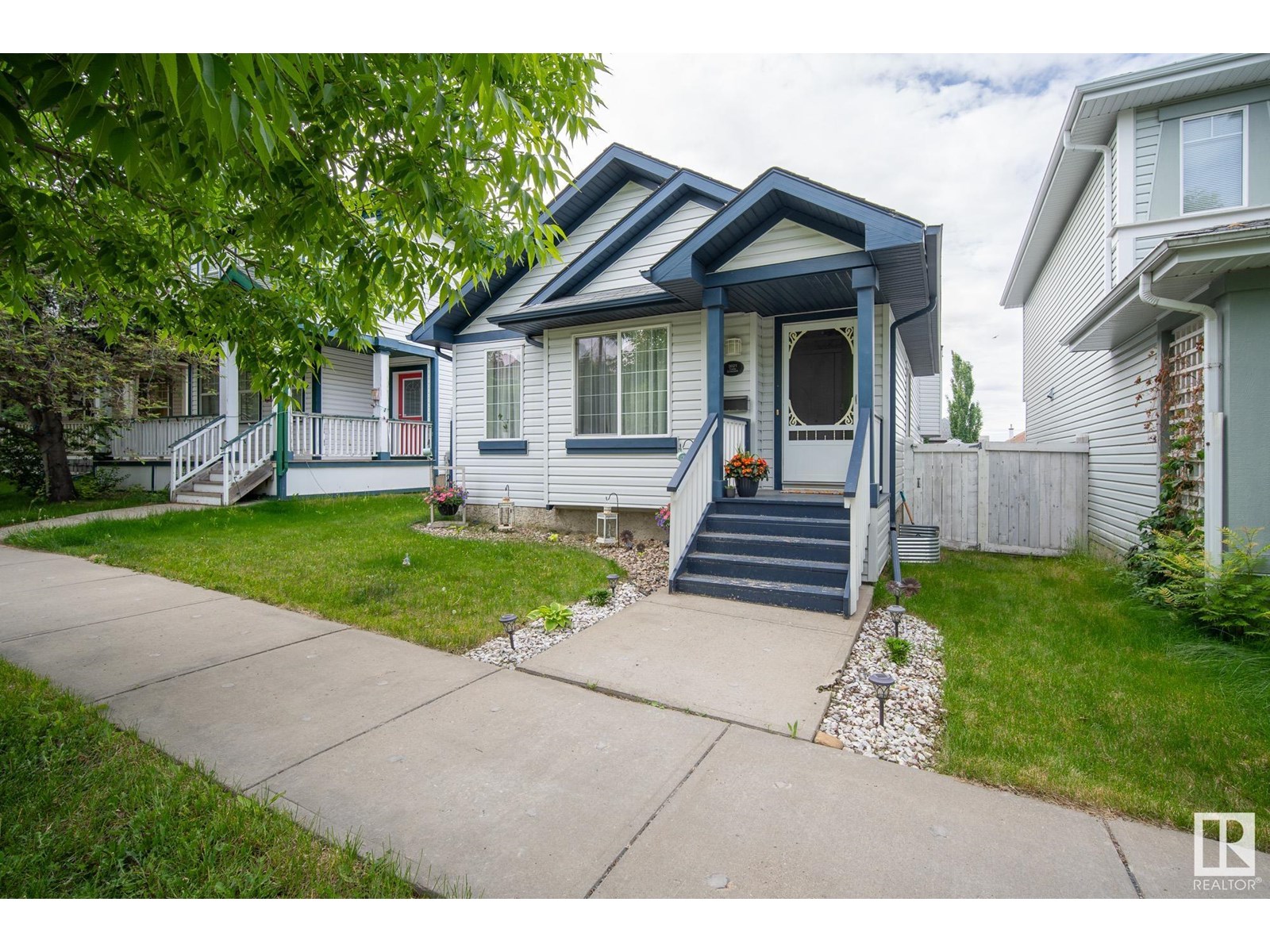 3021 Trelle Cr NW, Edmonton, AB T6R 3M8