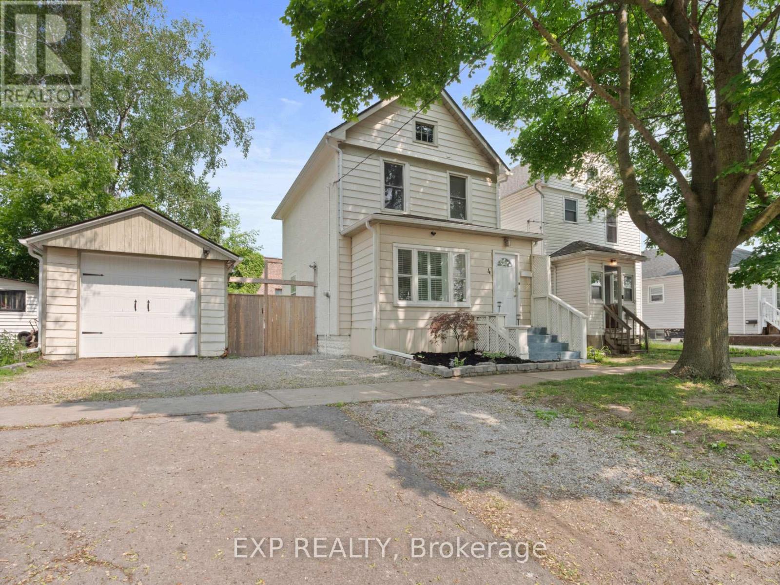 4 Wiley St, St. Catharines, ON L2R 4E3