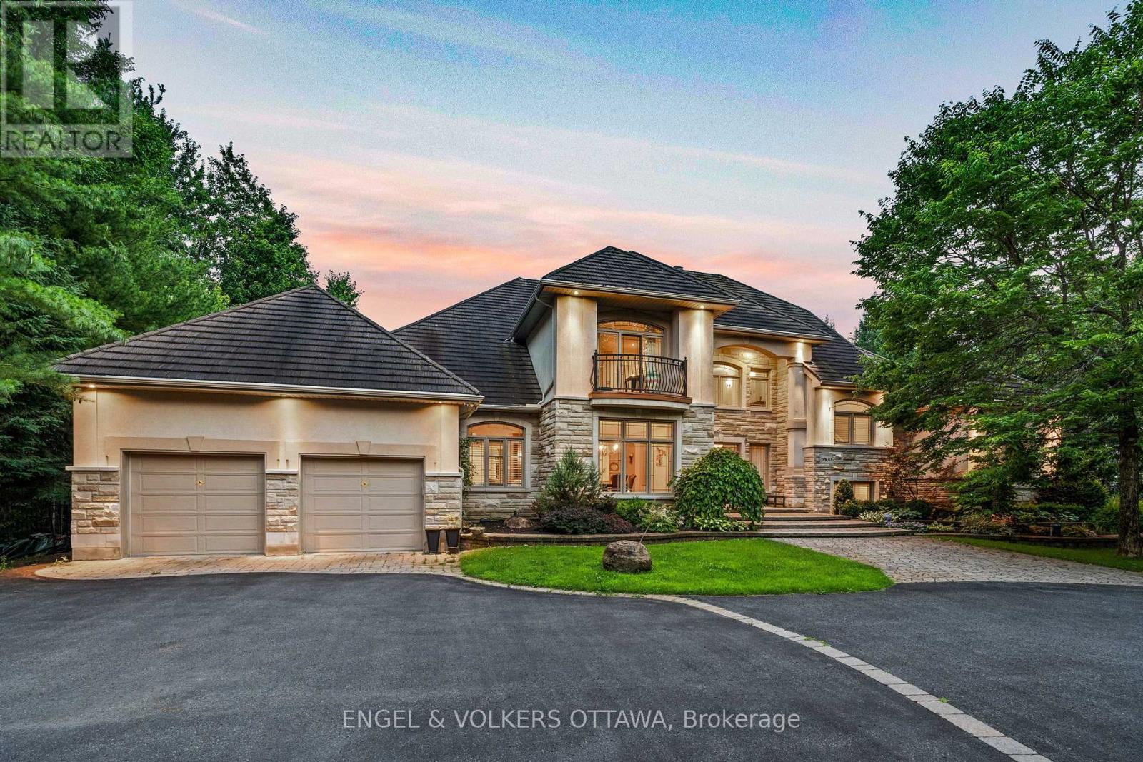 5800 Queenscourt Cres, Ottawa, ON K4M 1K3