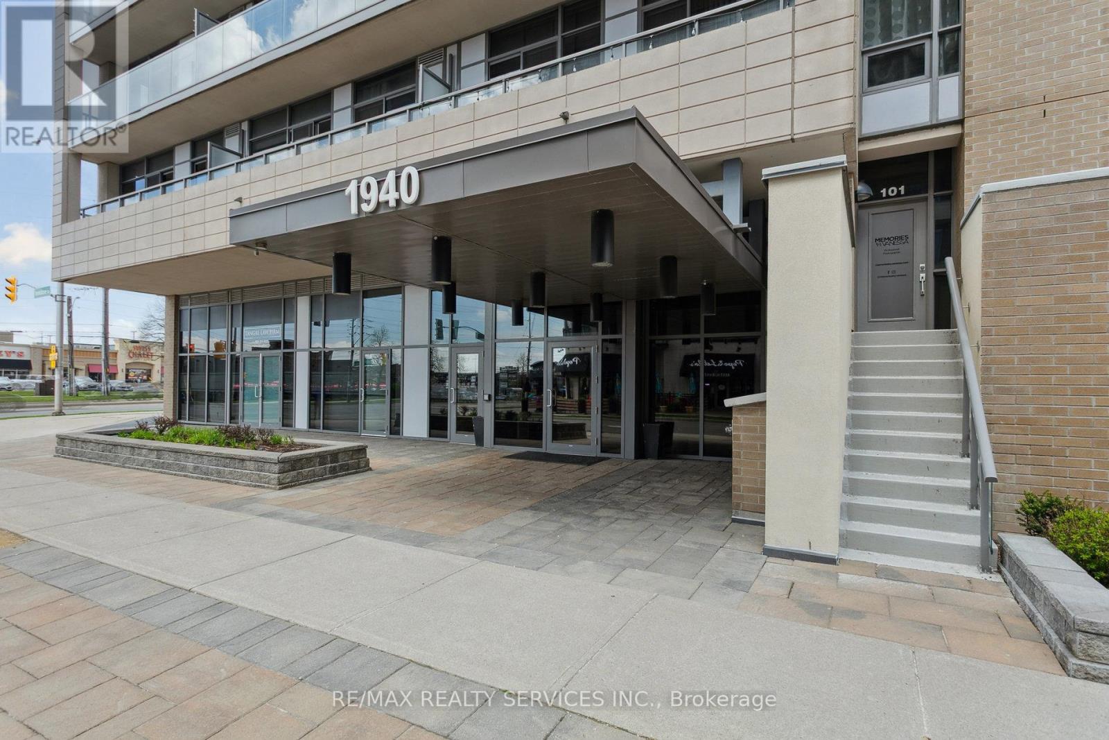 104 1940 Ironstone Dr, Burlington, ON L7L 0E4
