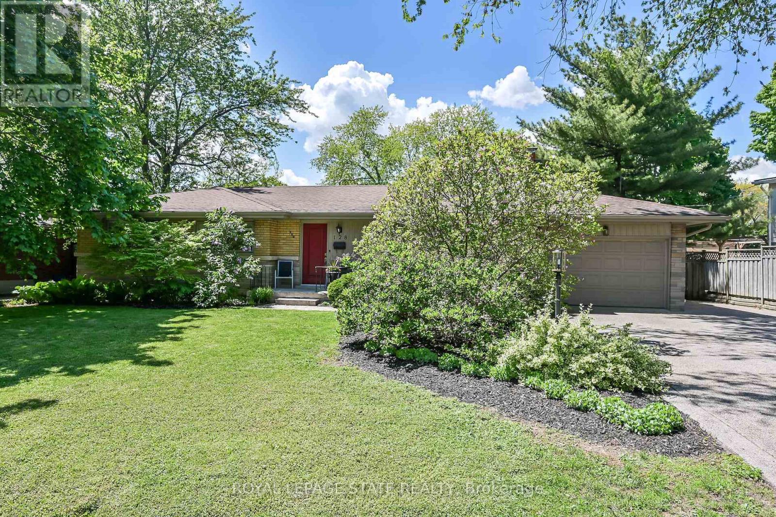 128 Oneida Blvd, Hamilton, ON L9G 3C9