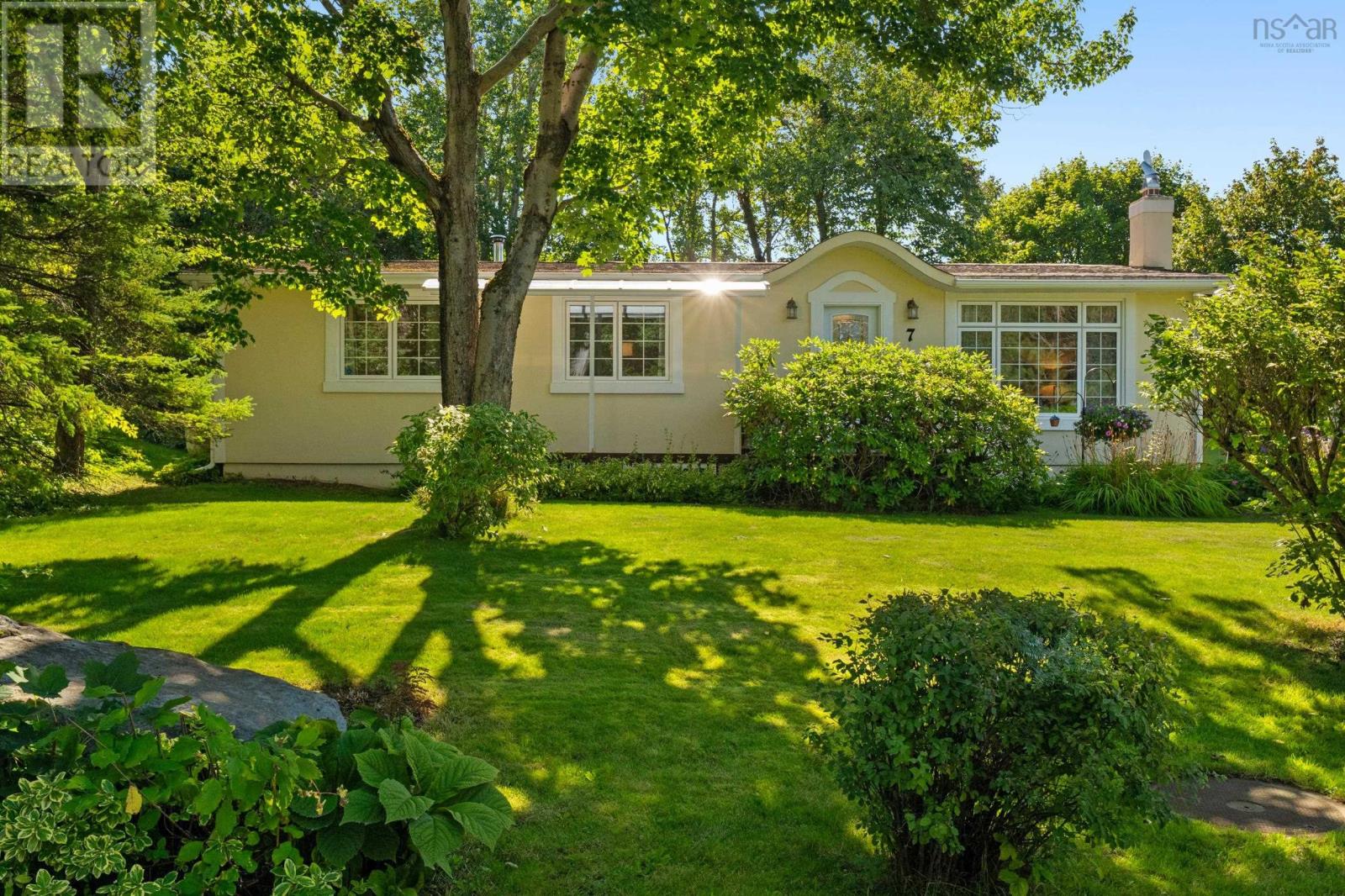 7 Jaybe Dr, Dartmouth, NS B2X 2M4