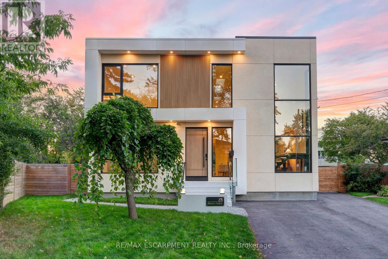 28 Dunsmore Gdns, Toronto, ON M3H 3M2