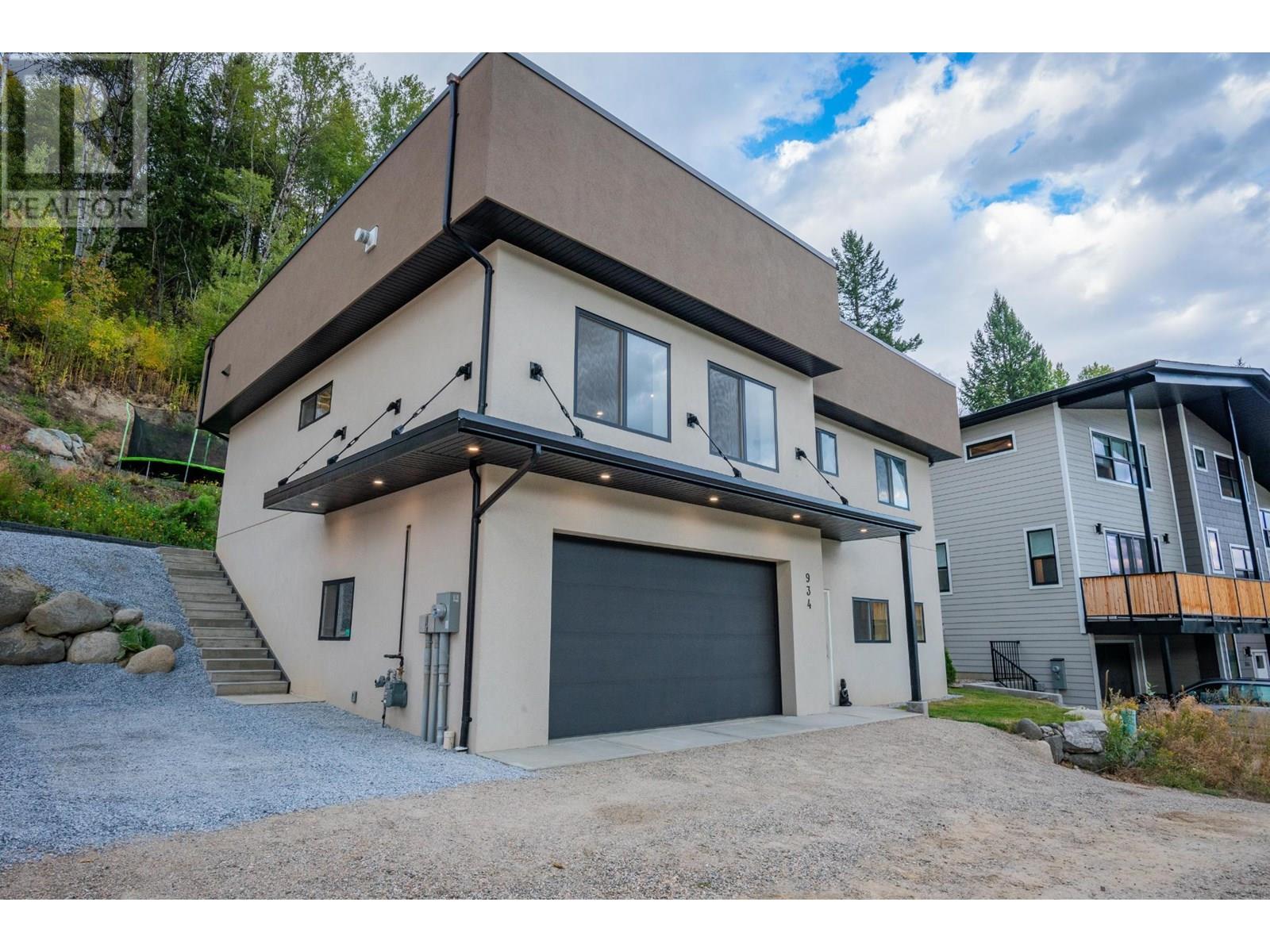 934 Redstone Dr, Rossland, BC V0G 1Y0