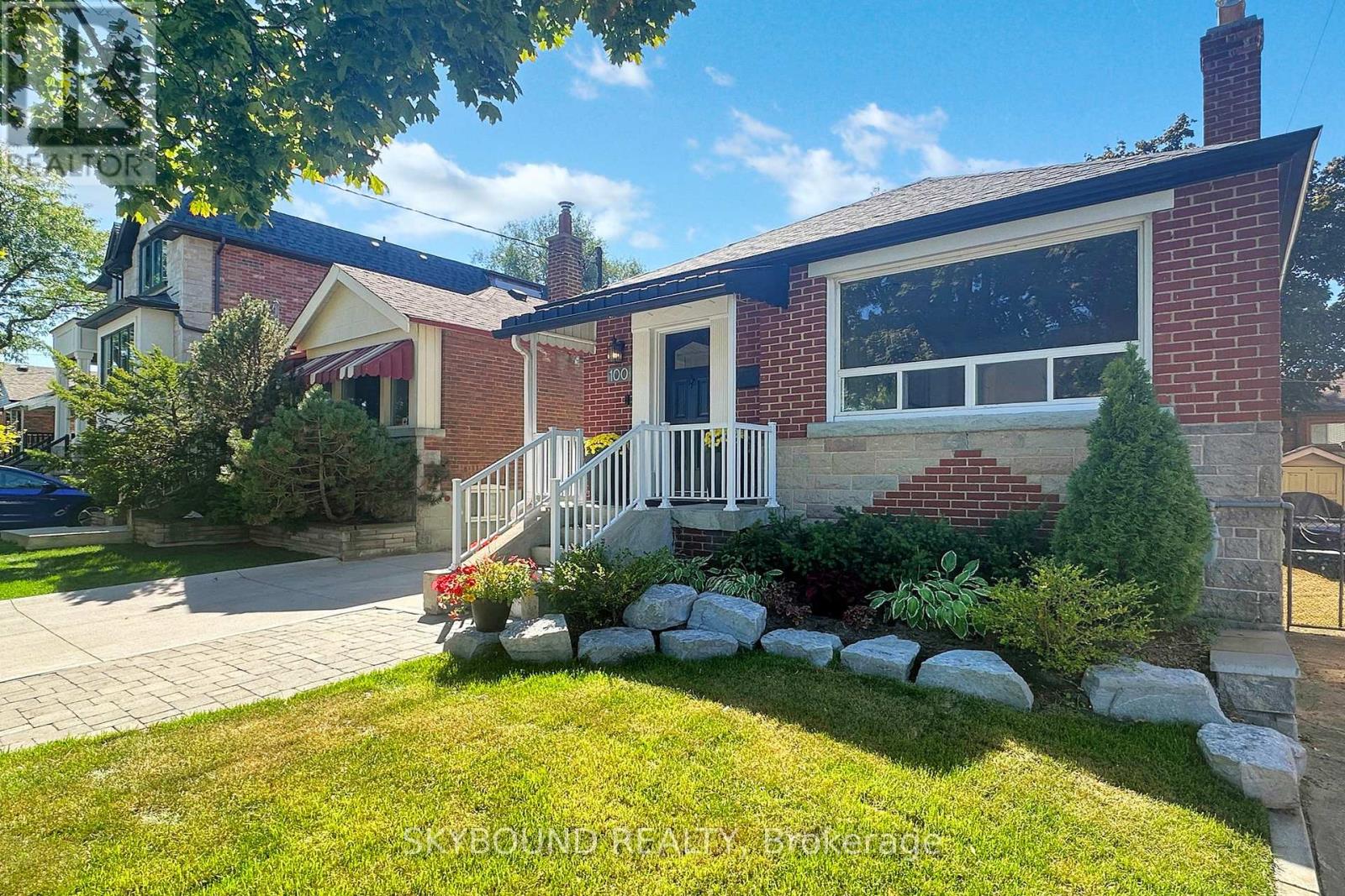 100 Lankin Blvd, Toronto, ON M4J 4X3