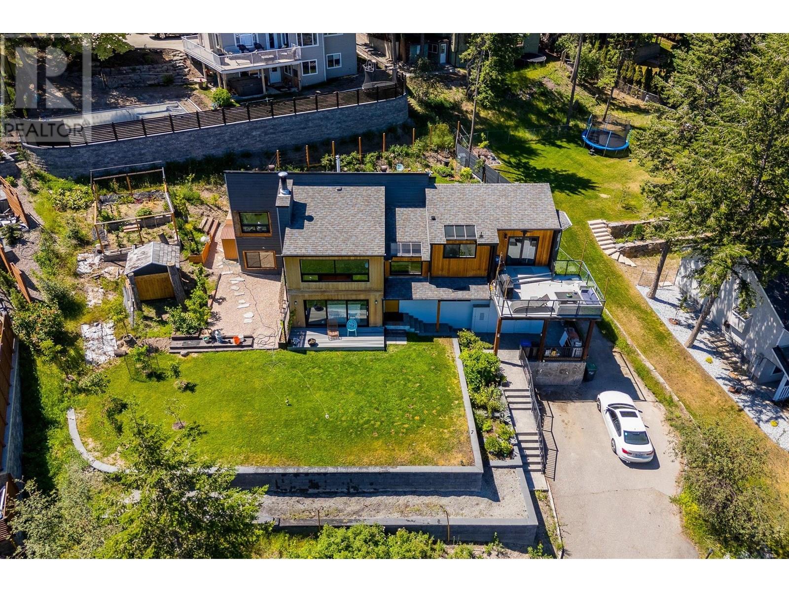 1632 Griffiths Pl, West Kelowna, BC V1Z 2T7