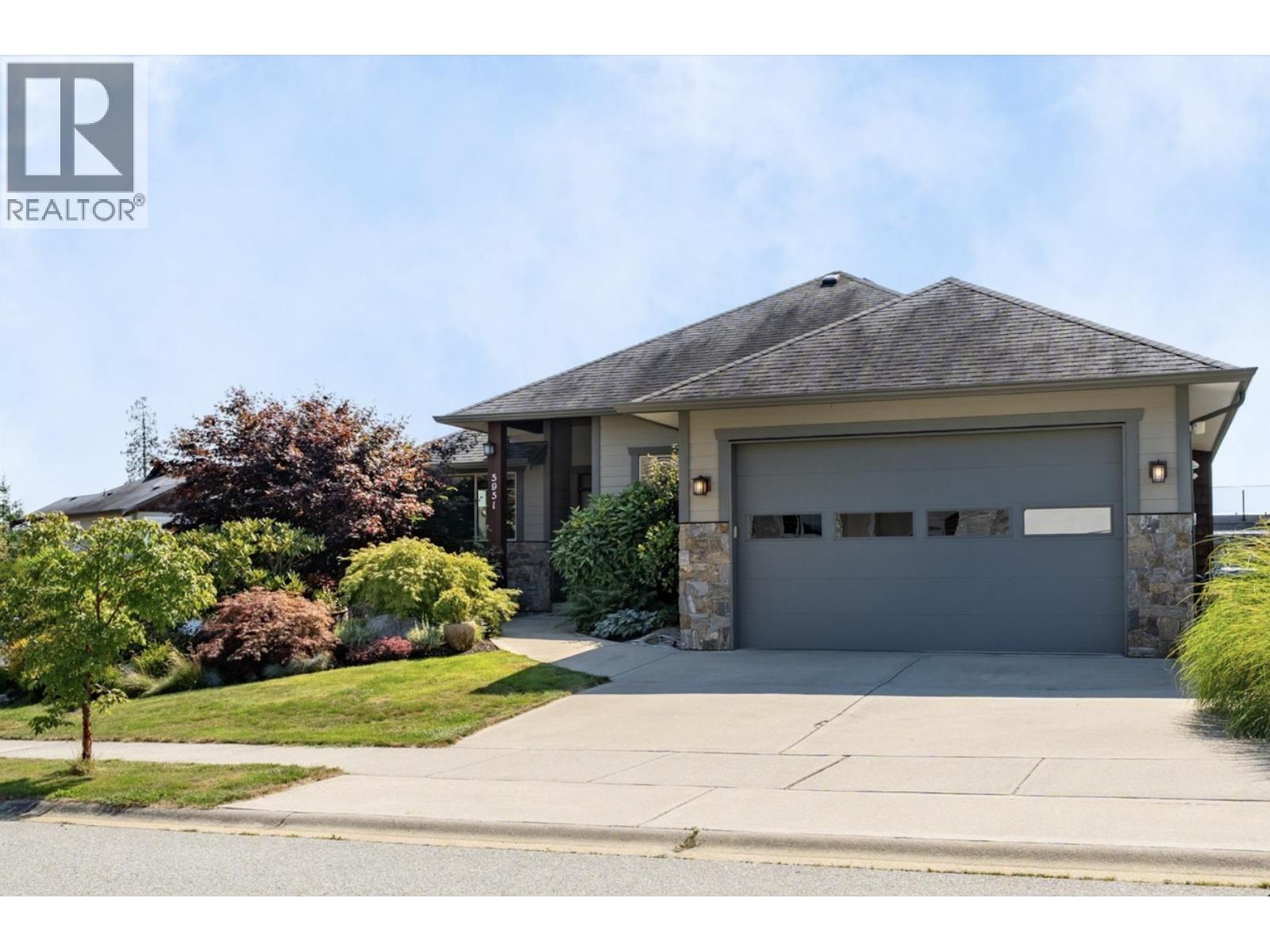 5951 Compass Ln, Sechelt, BC V7Z 0V1