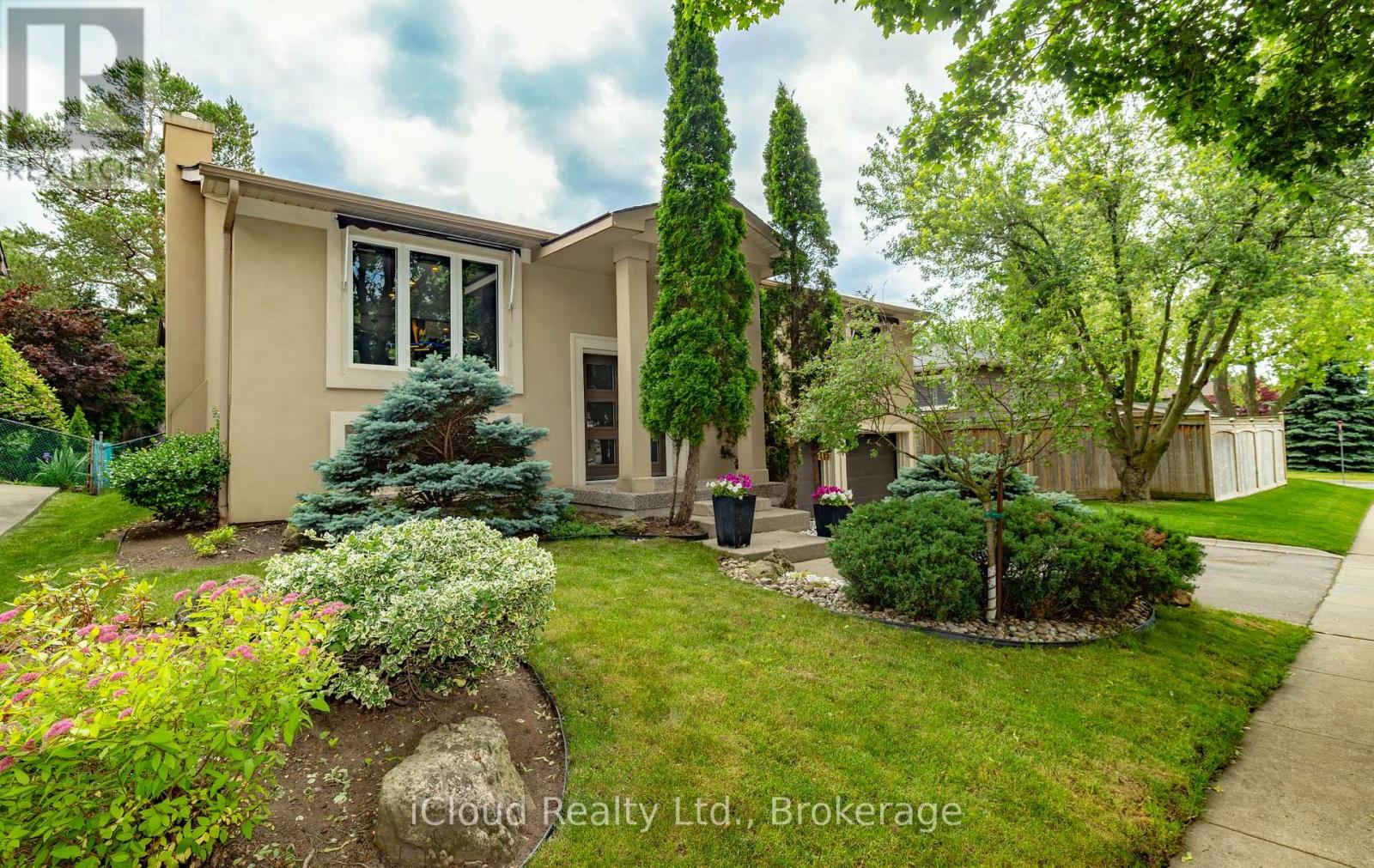 2183 Sandringham Dr, Burlington, ON L7P 3E7