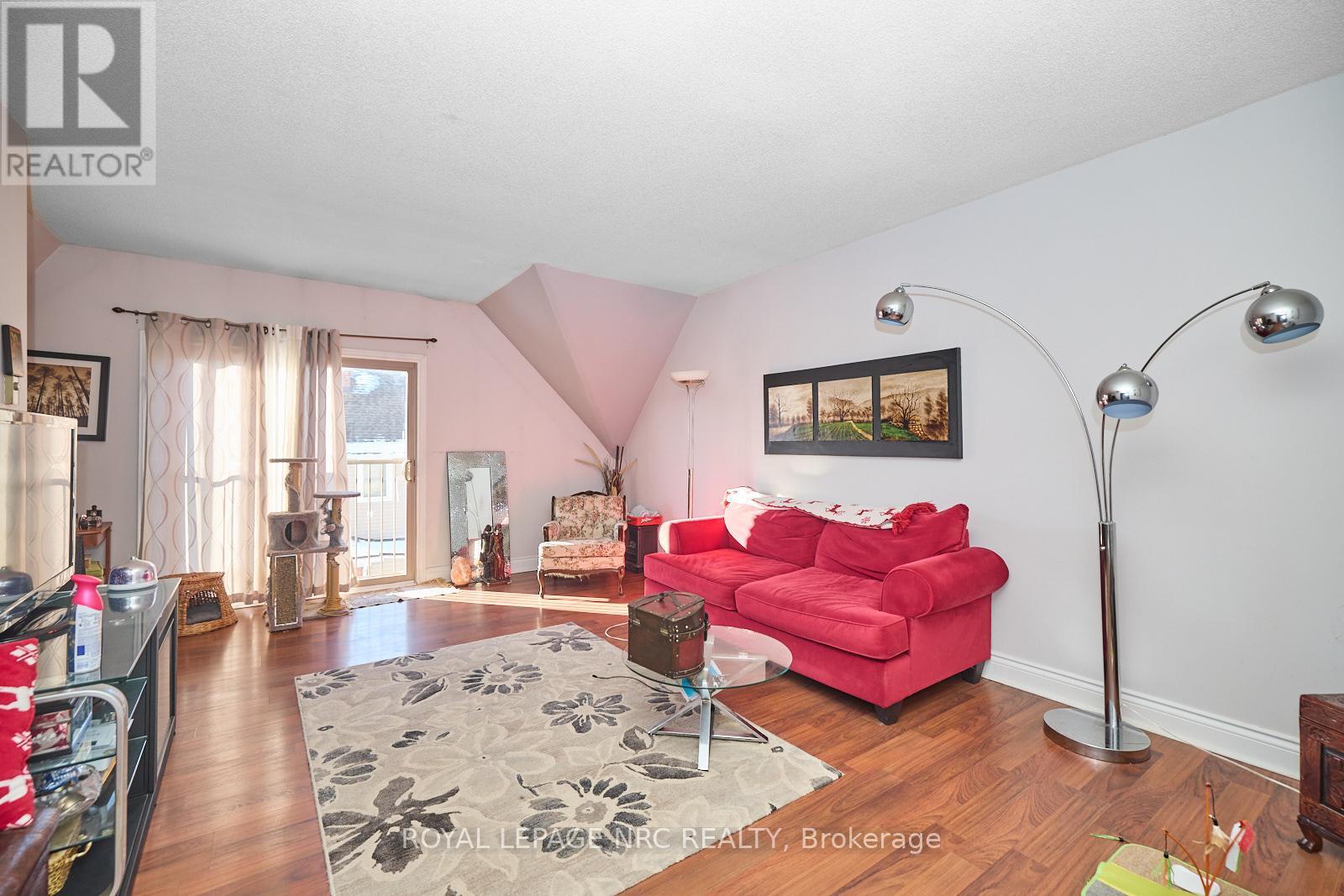 302 4872 Valley Way, Niagara Falls, ON L2E 1W3