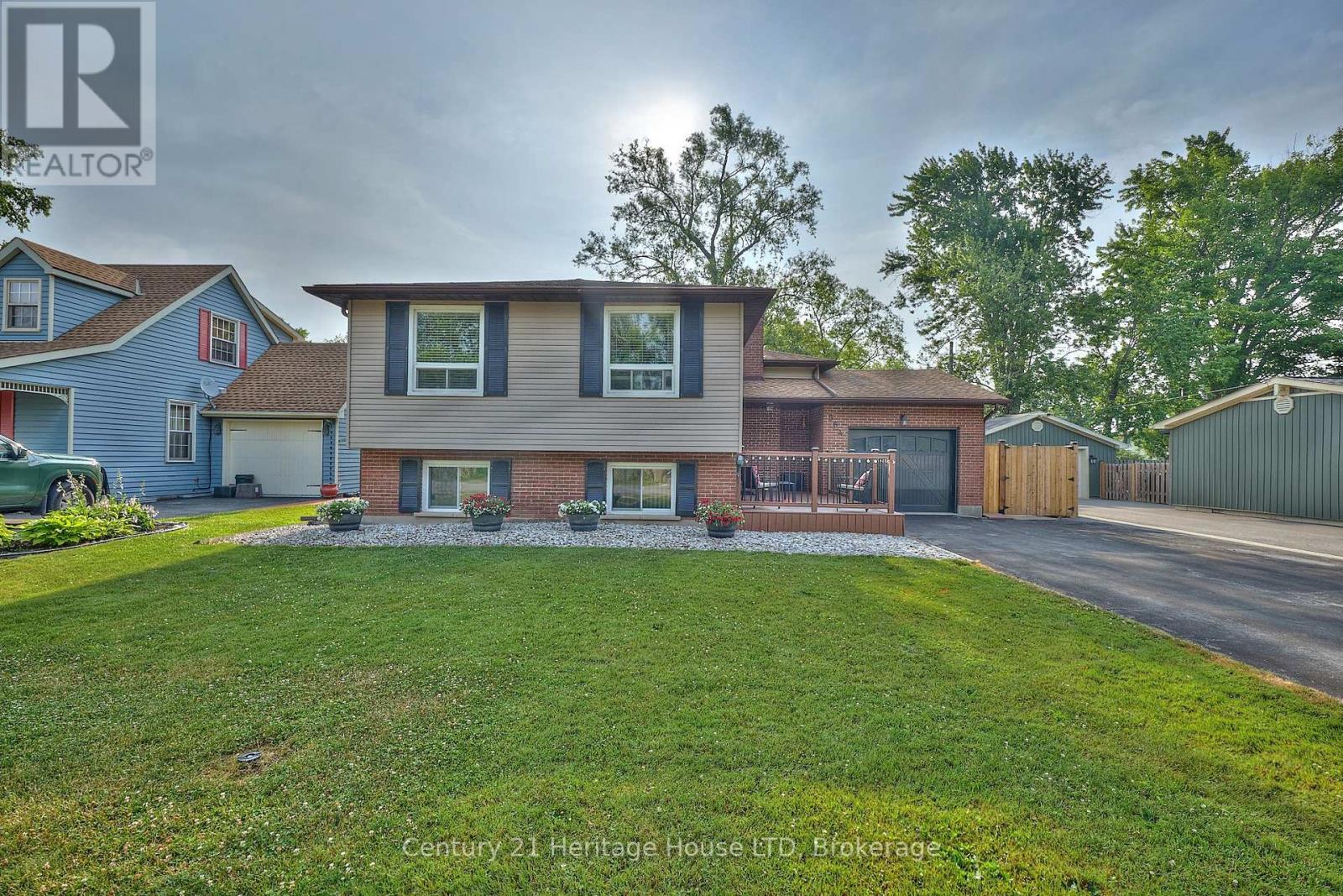 564 Lakeside Rd, Fort Erie, ON L2A 4Y1