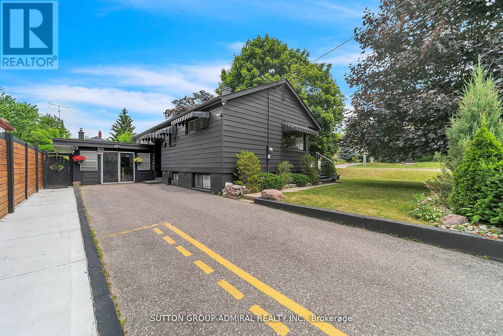 212 St Peter St, Whitby, ON L1N 1J3