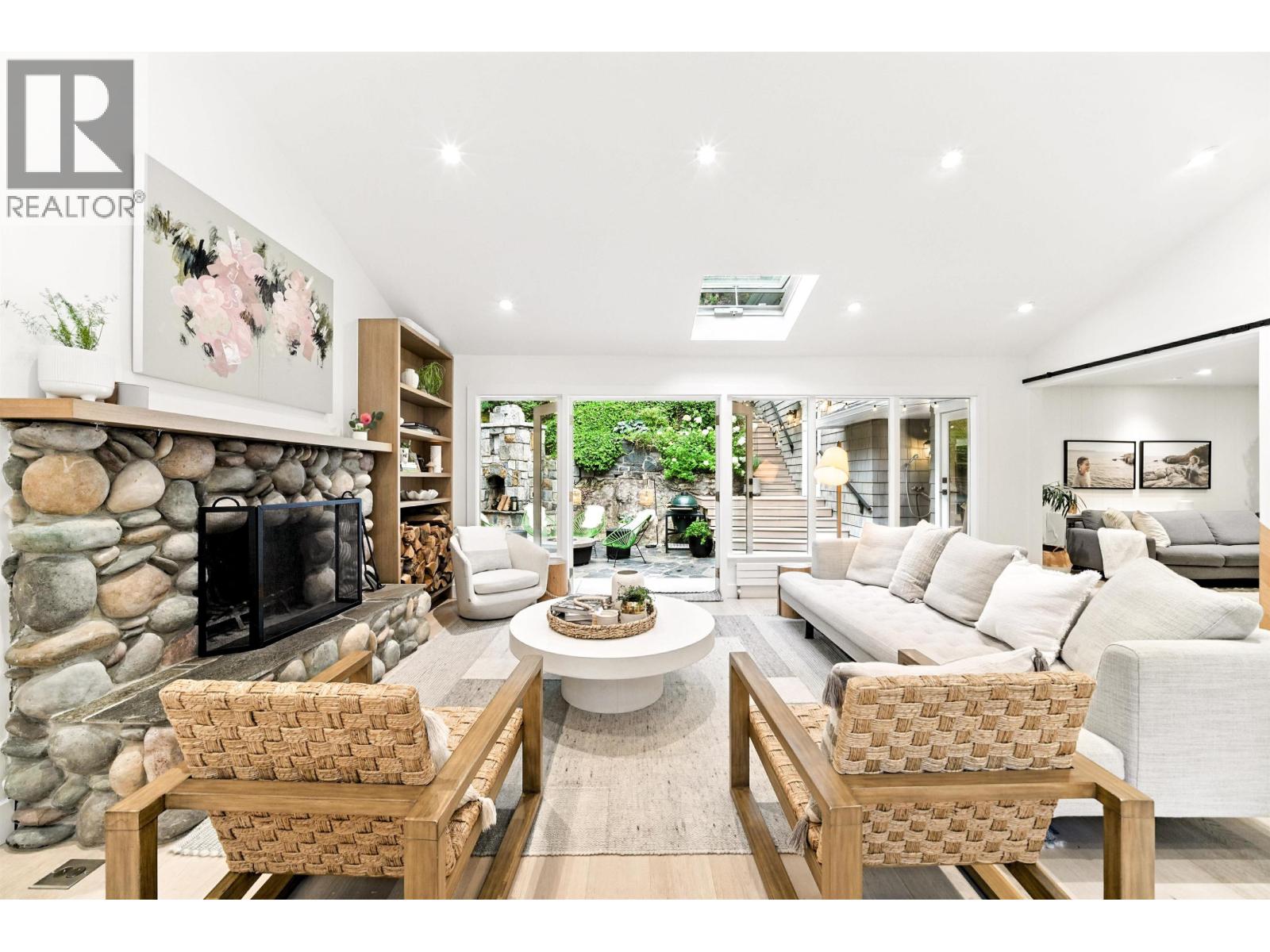 5621 Eagle Harbour Rd, West Vancouver, BC V7W 1P4