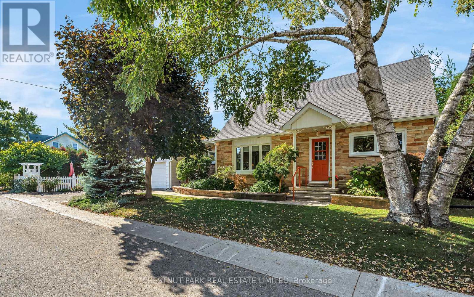 4 Elm St, Prince Edward County Picton Ward, ON K0K 2T0