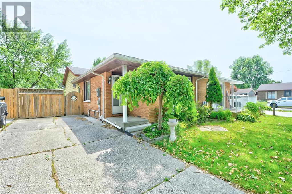 3196 Elmwood Cres, Windsor, ON N8R 1X4