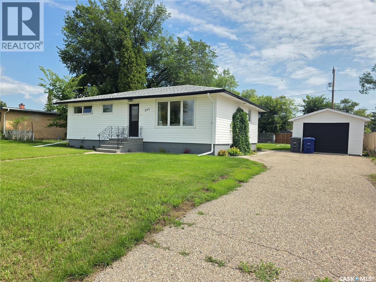 225 Semple St, Outlook, SK S0L 2N0