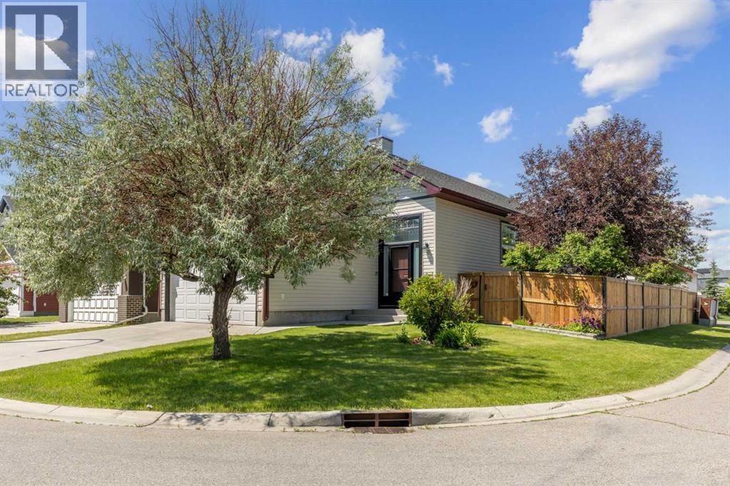 4 Marthas Meadow Pl NE, Calgary, AB T3J 4H6