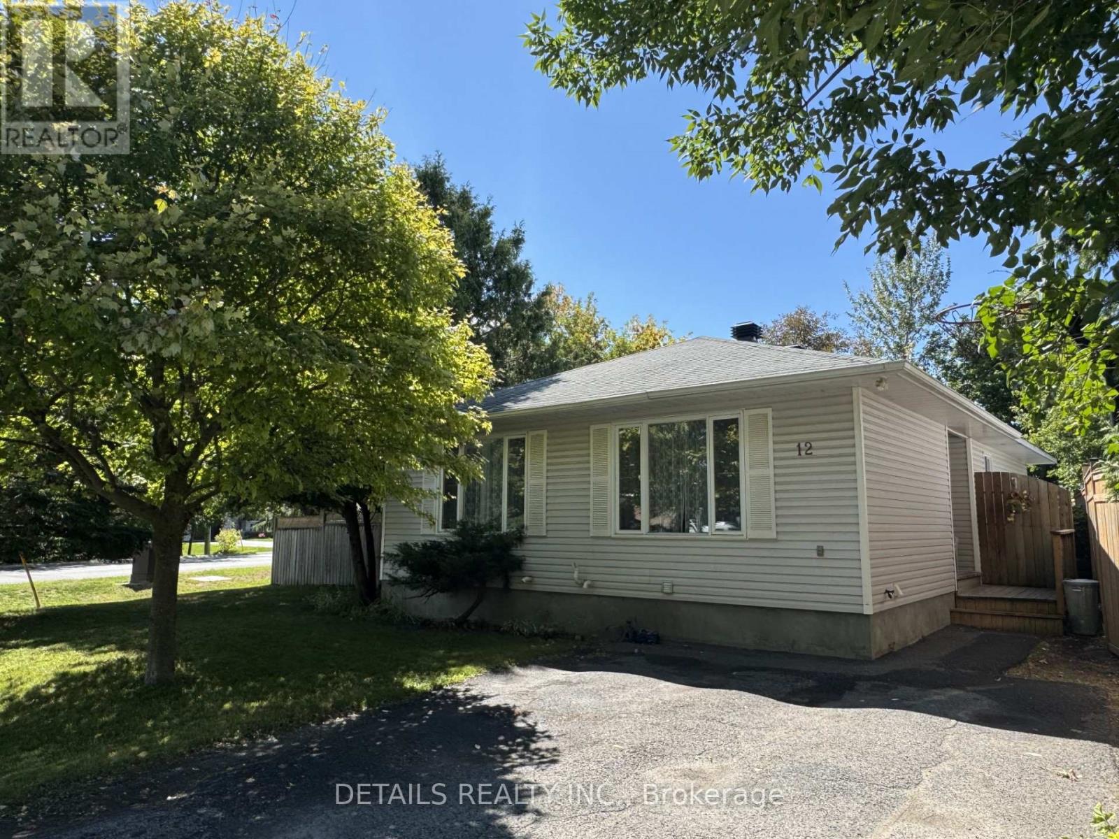 12 Henry Goulburn Way, Ottawa, ON K2S 1N9