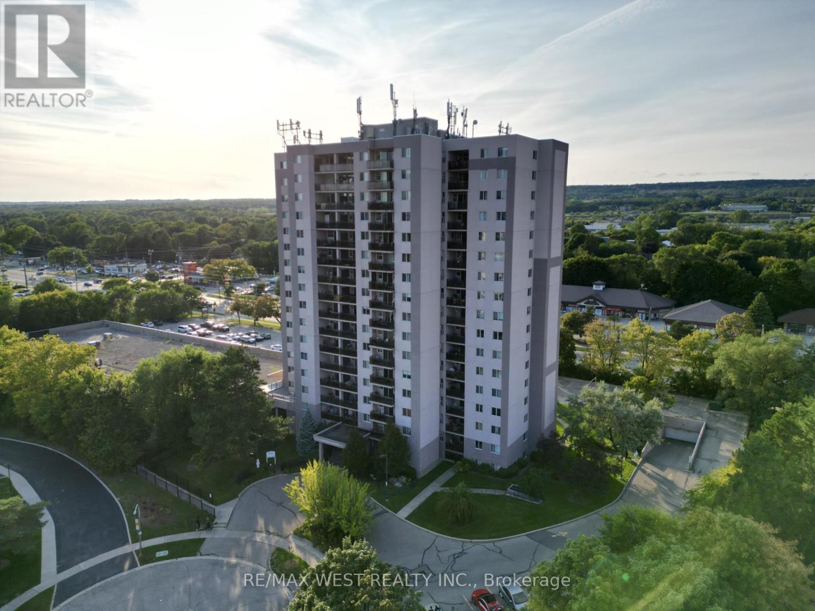 703 975 Warwick Ct, Burlington, ON L7T 3Z7