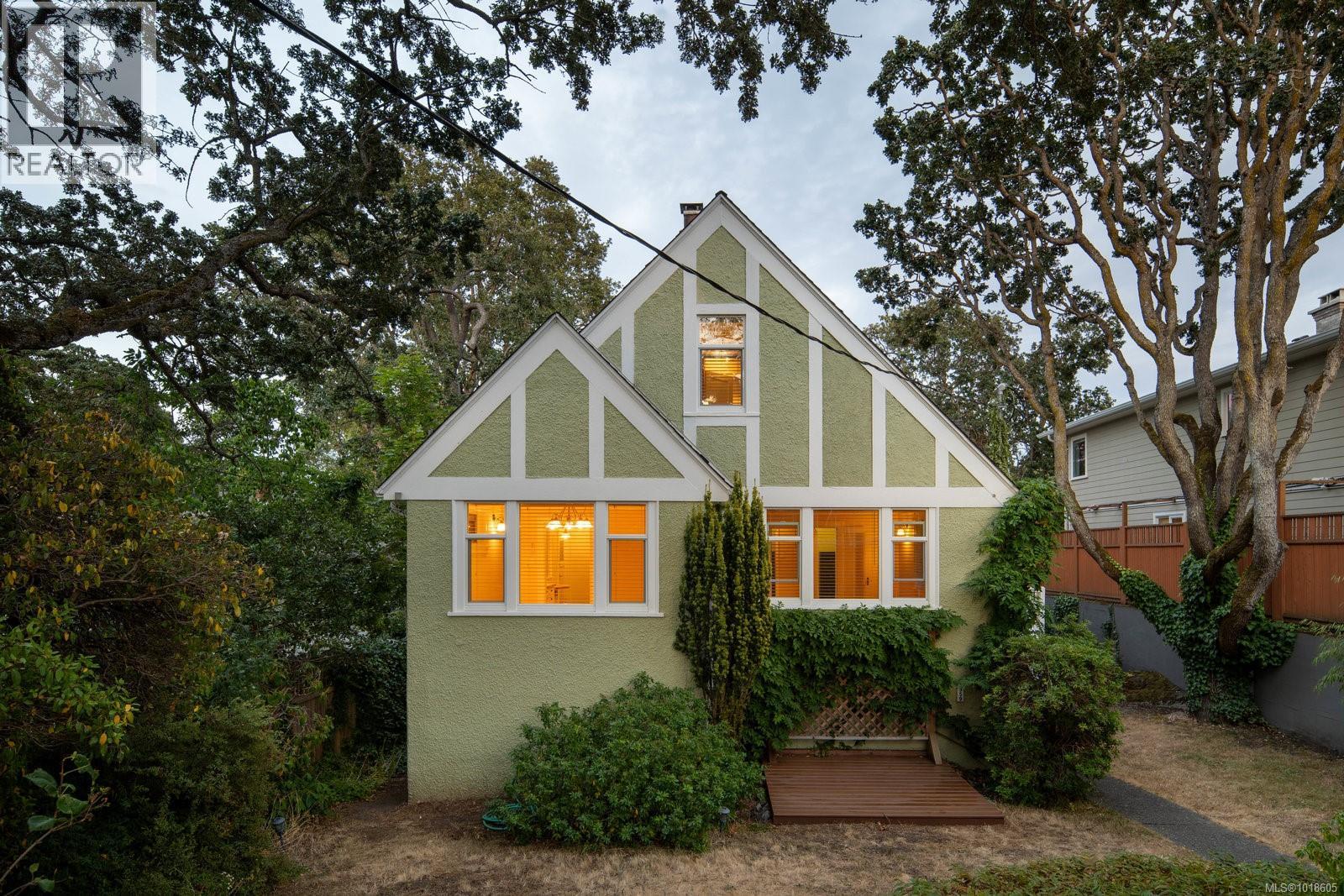 1959 Hampshire Rd, Oak Bay, BC V8R 5T9