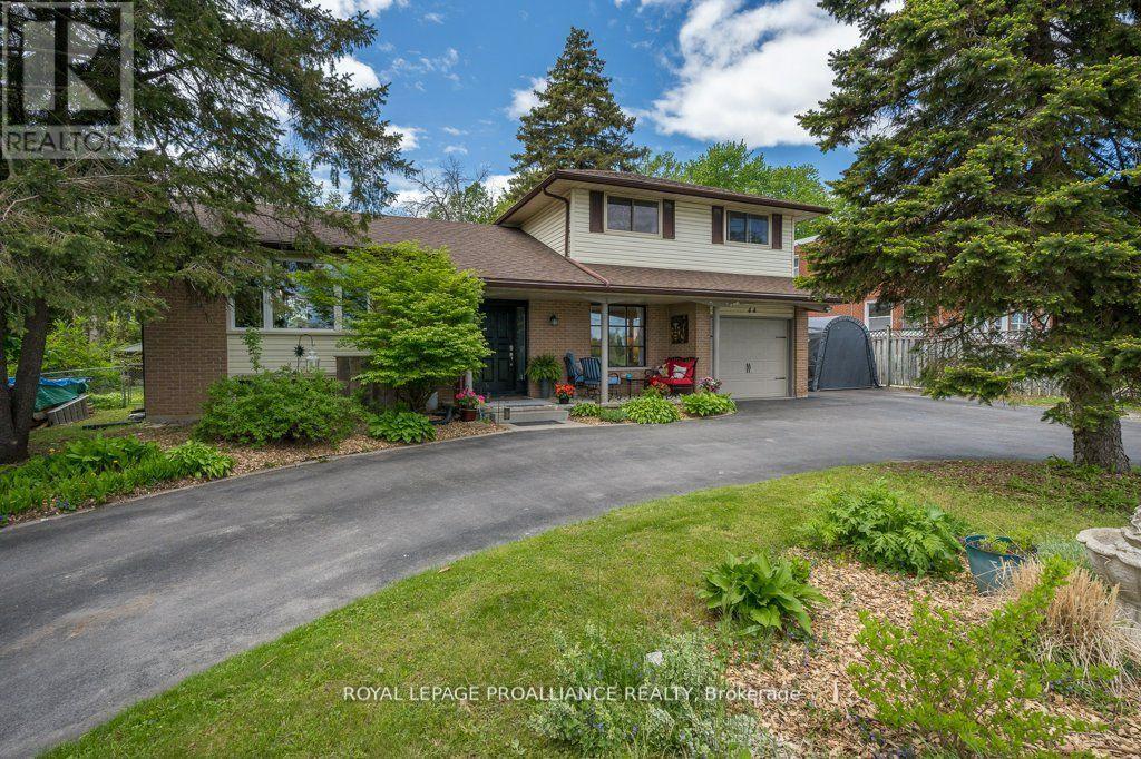 44 Sidney St, Belleville, ON K8P 3Y8