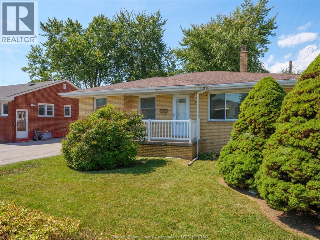 14 Fryer St, Amherstburg, ON N9V 2L4