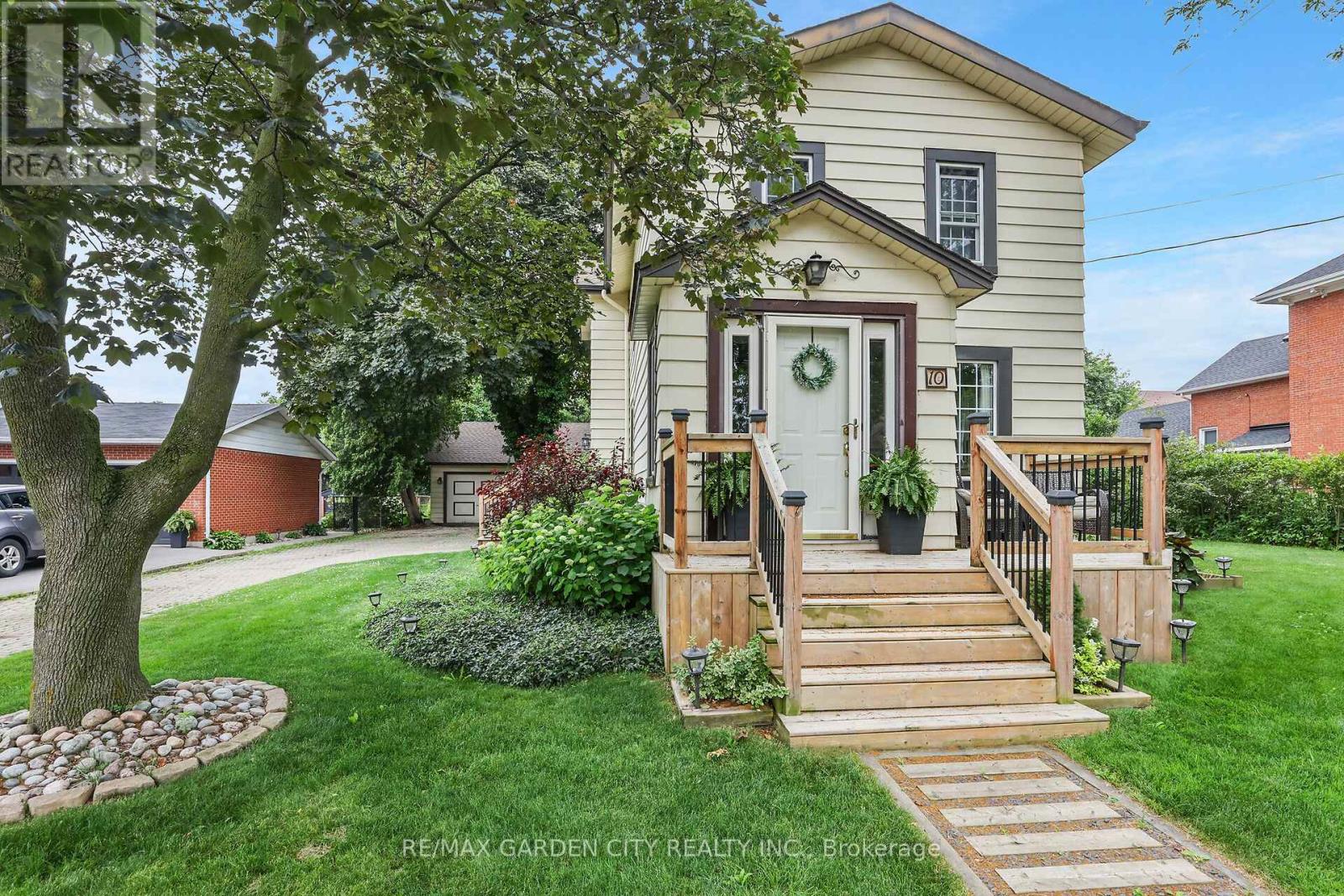 10 Maple Ave, Grimsby, ON L3M 3B6
