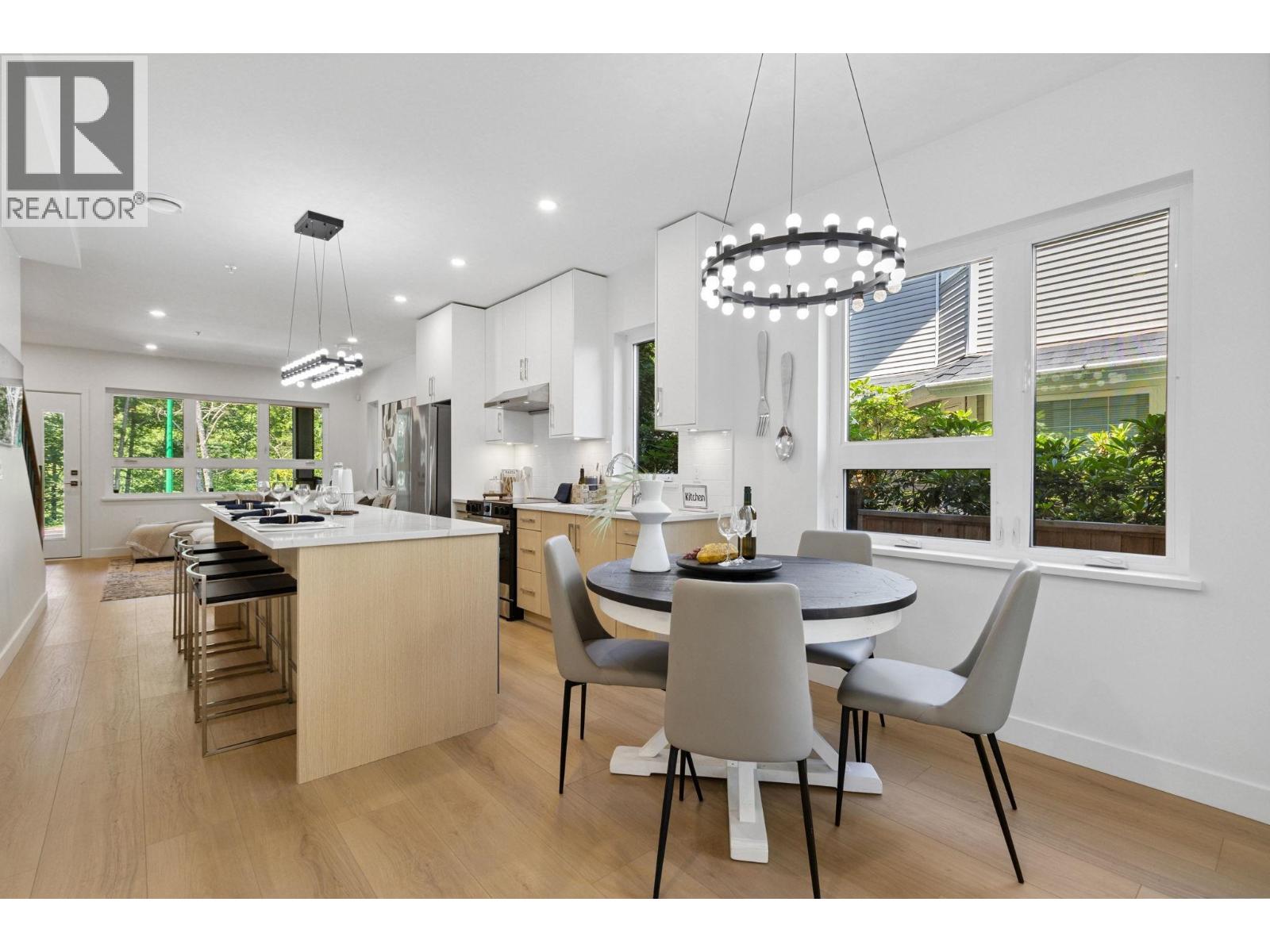 846 St Denis Ave, North Vancouver, BC V7J 2G4