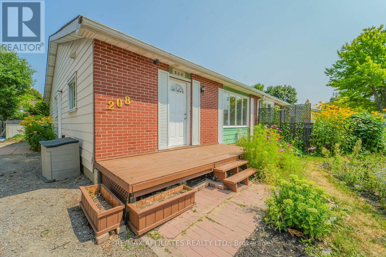 208 Old Colony Rd E, Ottawa, ON K2L 1M7