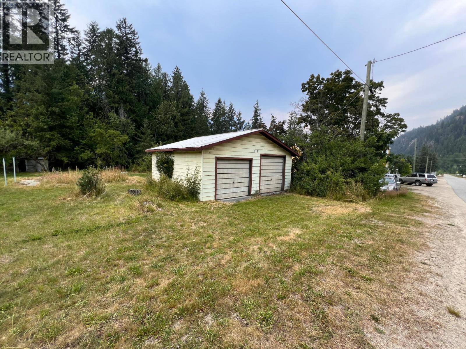 611 Slocan St, Slocan, BC V0G 2C0