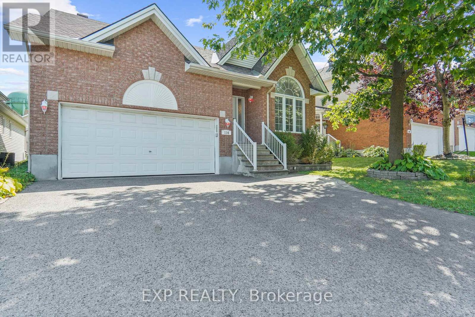 114 Echowoods Ave, Ottawa, ON K2S 2E7
