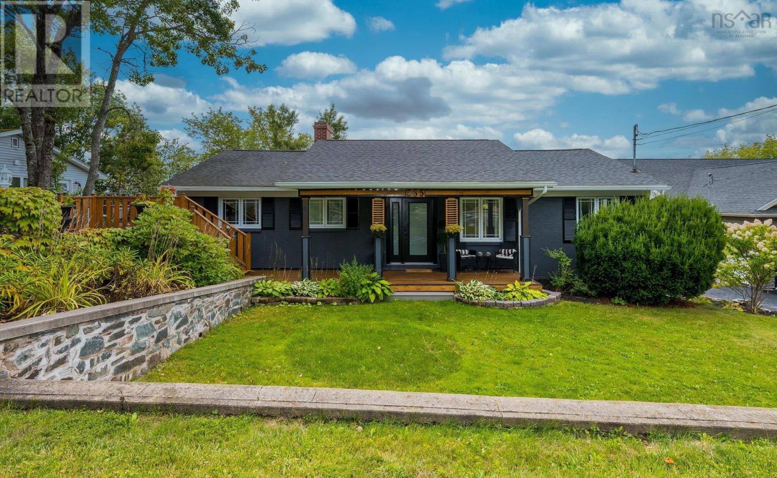 565 Lakeview Ave, Middle Sackville, NS B4E 3B8