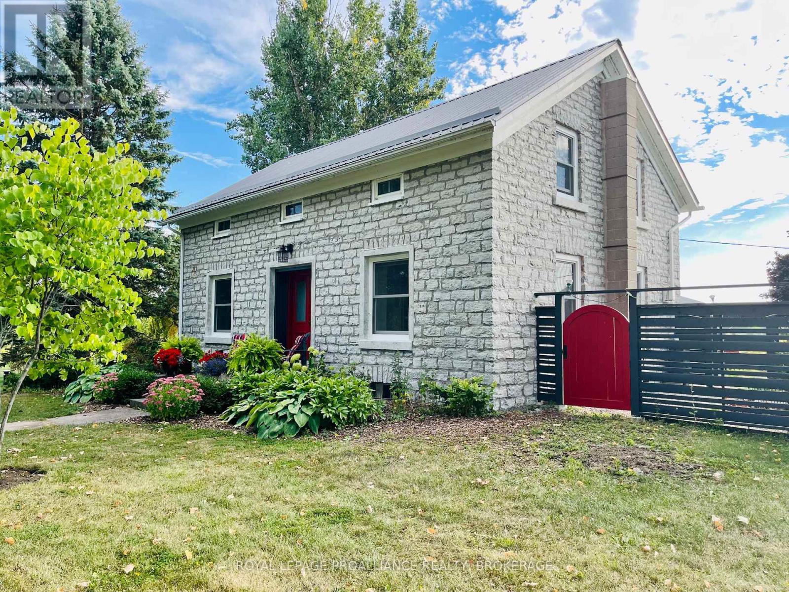 15 14th Line Rd, Frontenac Islands, ON K0H 2Y0