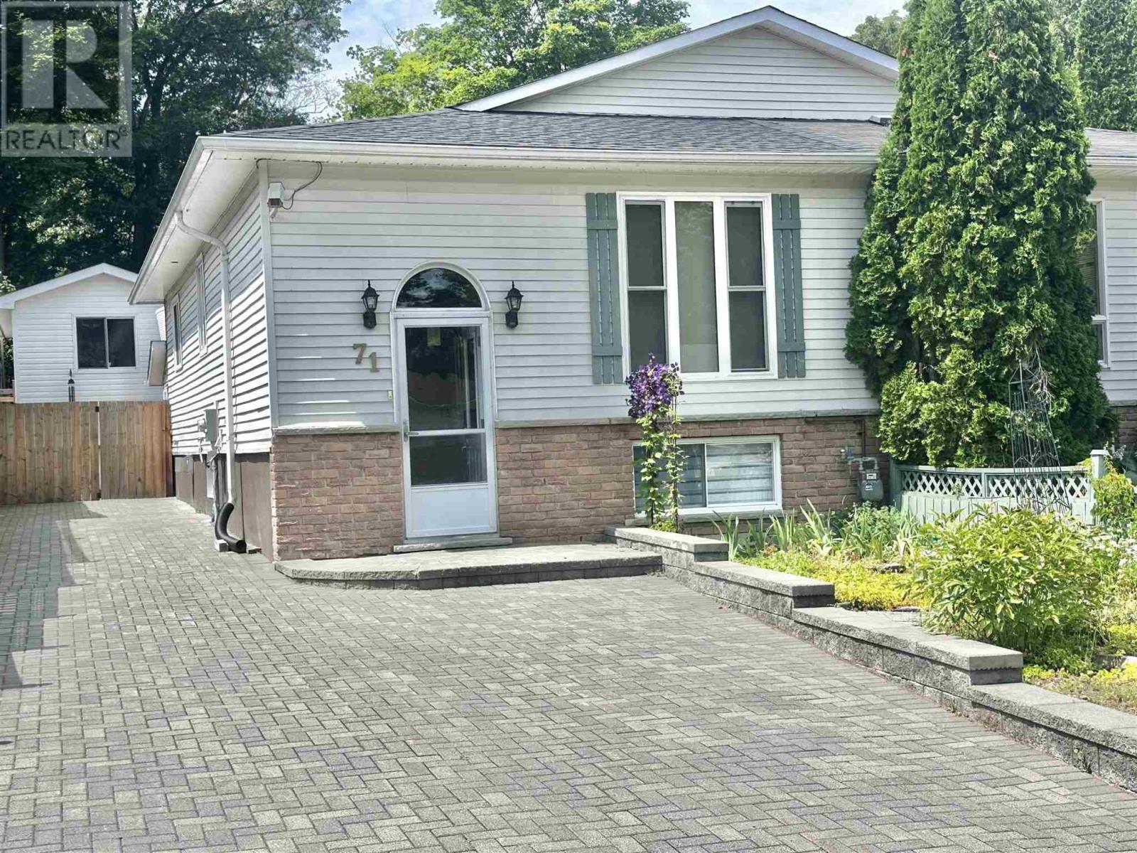 71 Lawrence Ave, Elliot Lake, ON P5A 3R1