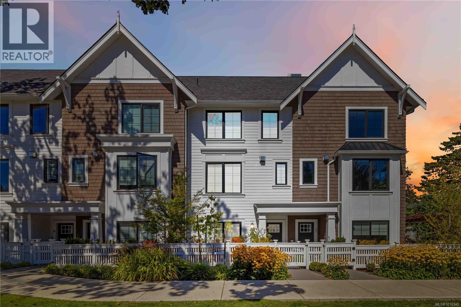 1810 Kings Rd Unit 10 Rd, Saanich, BC V8R 2P3