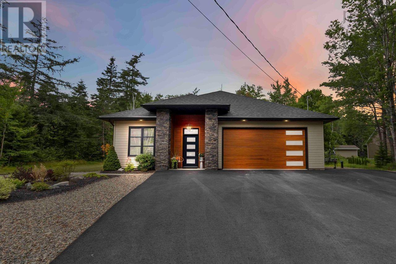 20 Pentz Lake Dr, Mount Uniacke, NS B0N 1Z0