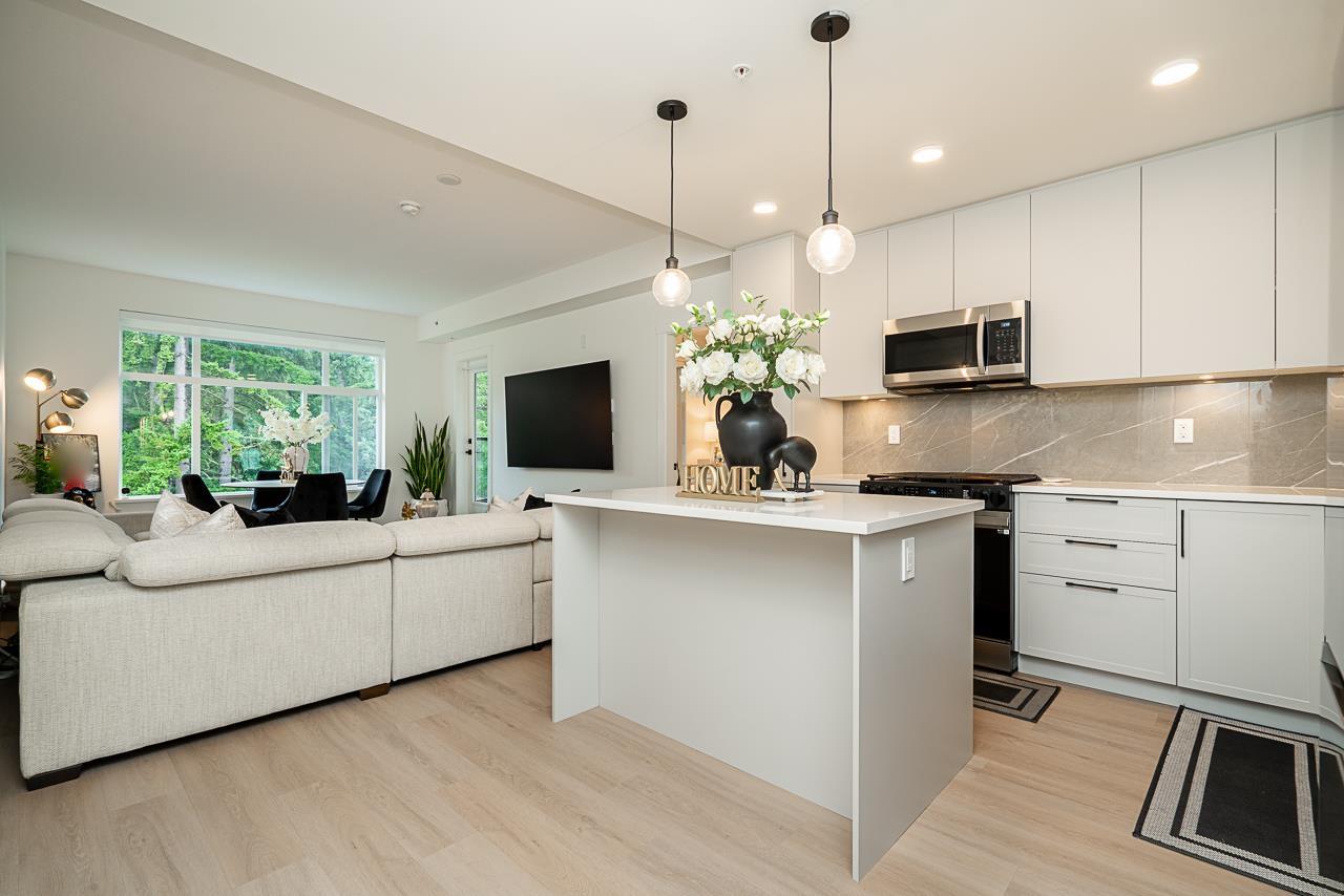 3528 146a Street Unit 608, Surrey, BC V4P 0H4