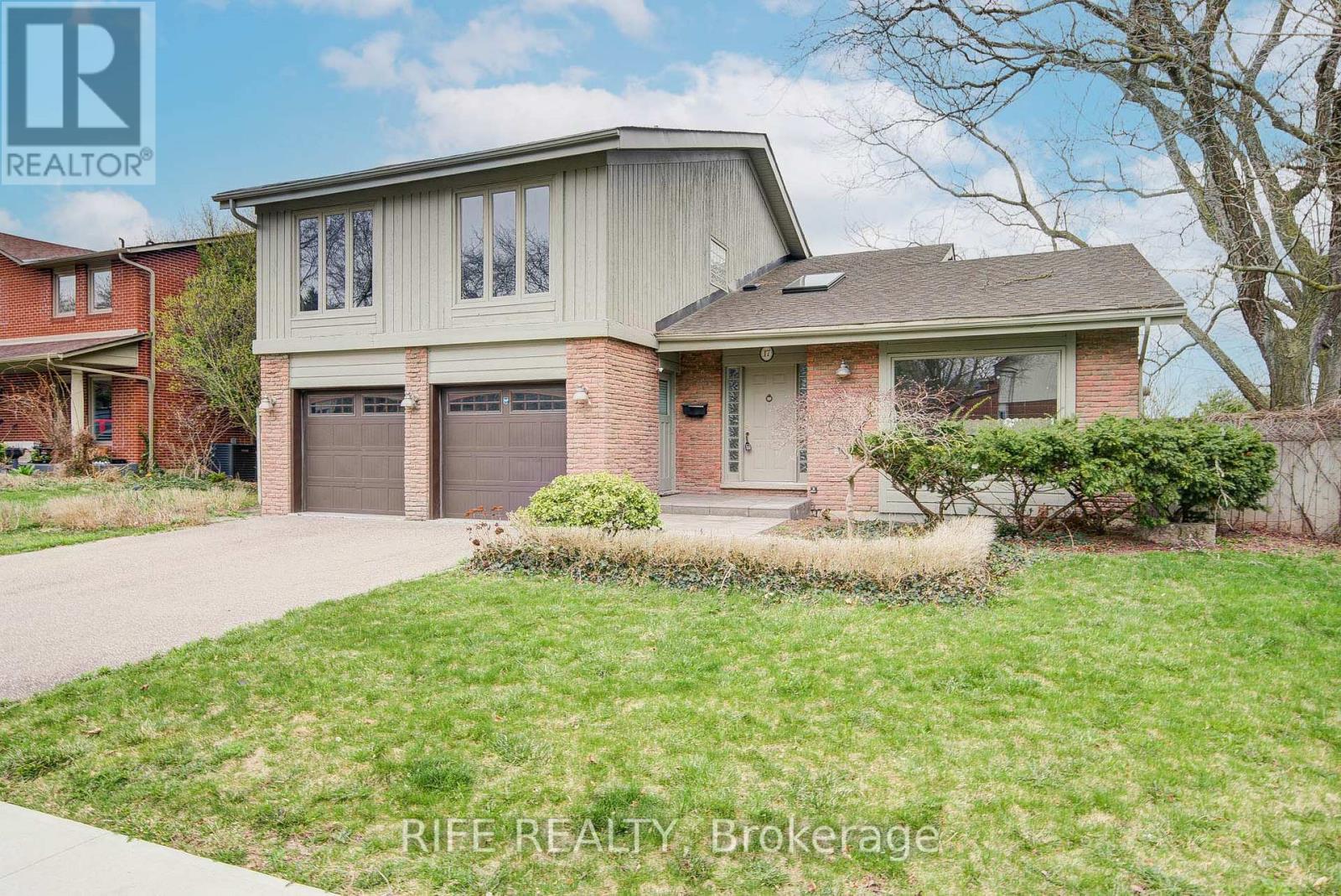 17 Bramble Dr, Toronto, ON M3B 2E9