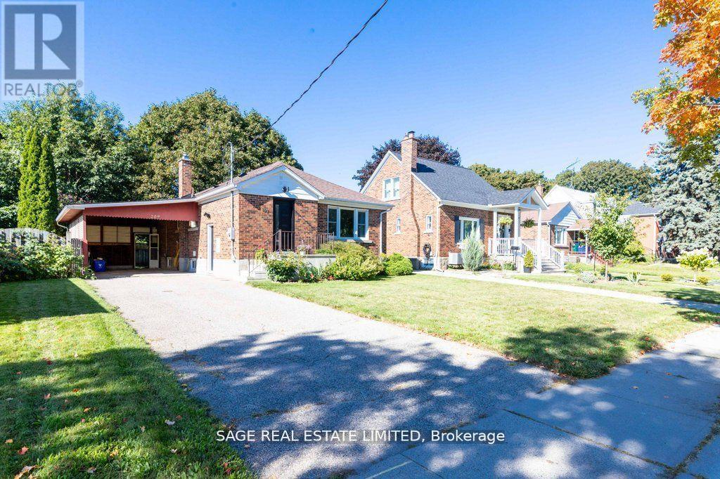 209 Bedford Rd, Kitchener, ON N2G 3A5