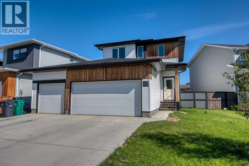 1353 Pacific Cir W, Lethbridge, AB T1J 5V3