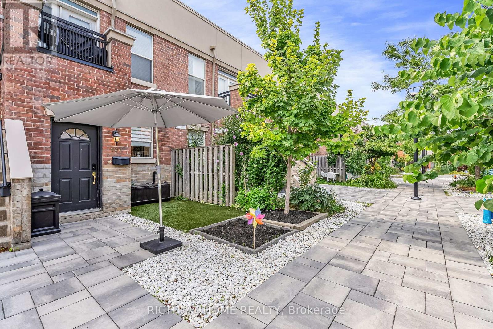 104 55 Halton St, Toronto, ON M6J 1R5