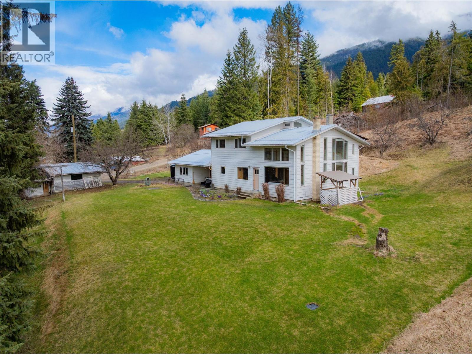6943 Kanigan Rd, Appledale, BC V0G 2J0