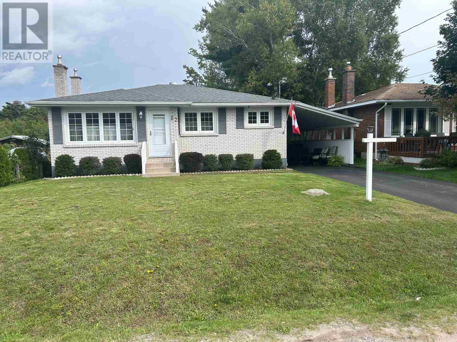 82 Lawson Ave, Sault Ste. Marie, ON P6B 4G1